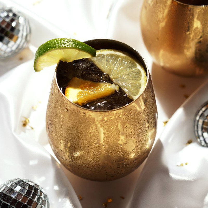 SET DE VASOS DE VIDRIO TIPO COPAS DORADAS ELEGANTES DE 550ML