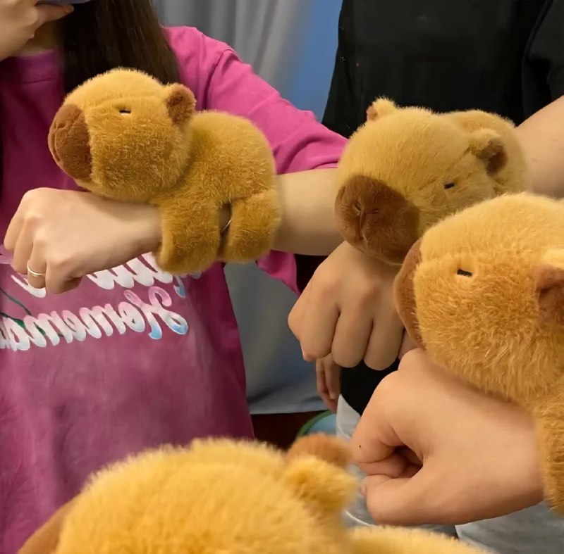 PELUCHE EN FORMA DE CAPIBARA CAPYBARA INTERACTIVO, SE COLOCA COMODAMENTE A TU BRAZO Y LA COLA GIRA