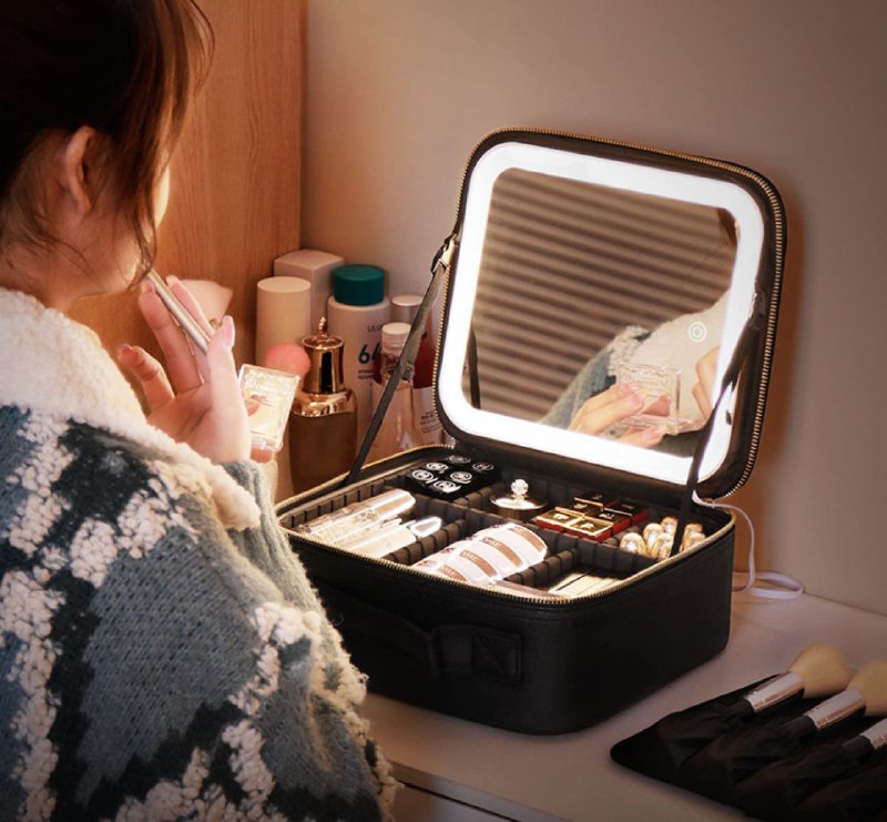 ESTUCHE ORGANIZADOR DE MAQUILLAJE CON ESPEJO LED 3 MODOS DE ILUMINACION, RESISTENTE AL POLVO Y AGUA, CORREA AJUSTABLE, 3 COLORES ACCESOIRES BEAUTE