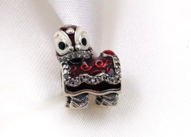 PCHARM528 LEON CHINO ROJO