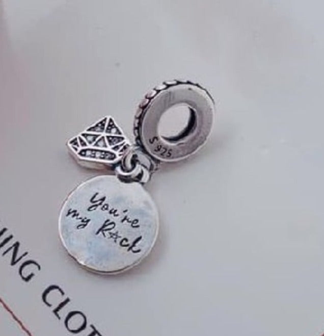 PCHARM1313 COLGANTE CON DIAMANTE CON MESAJE (TU ERES MI ROCA)