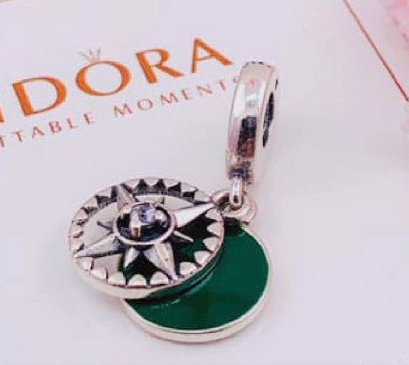 PCHARM1028 BRUJULA CON FONDO VERDE COLGANTE