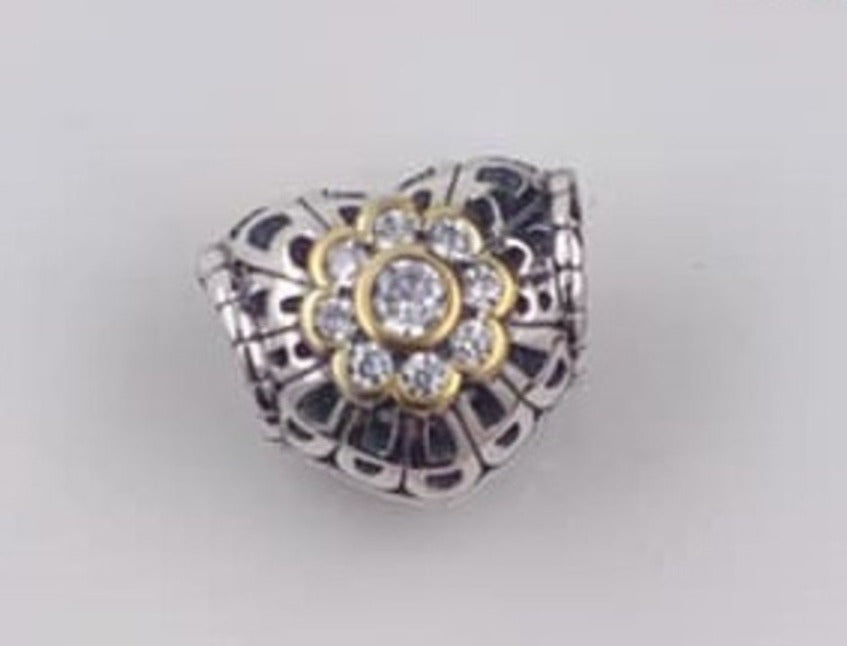PCHARM1201 CORAZON CON UNA FLOR ENMEDIO HECHA DE CIRCONES