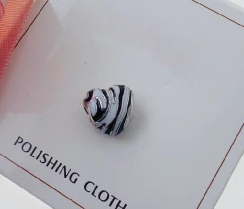 PCHARM1337 CORAZON CON FRANJAS BLANCAS Y NEGRAS