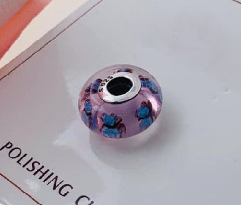 PCHARM1342 CRISTAL DE MURANO COLOR ROSA CON MARIPOSAS AZULES