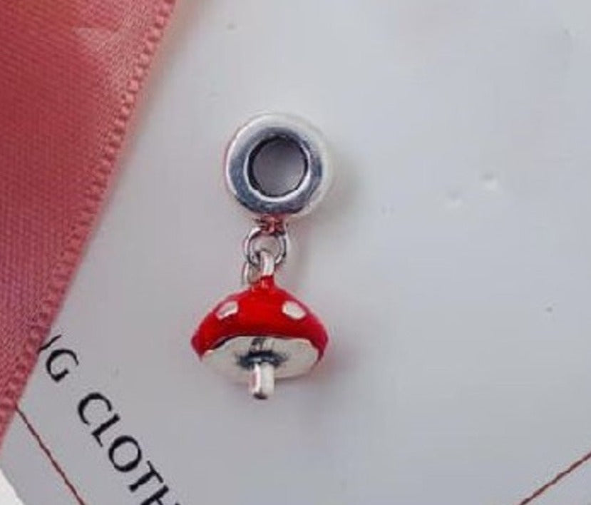 PCHARM1384 COLGANTE HONGO COLOR ROJO