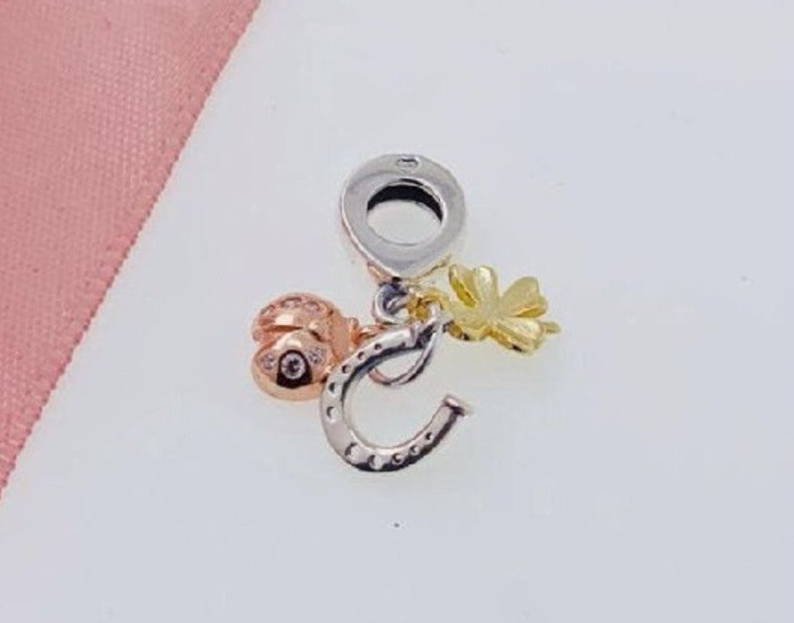 PCHARM1460 COLGANTE DE HERRADURA, TREBOL Y MARIQUITA