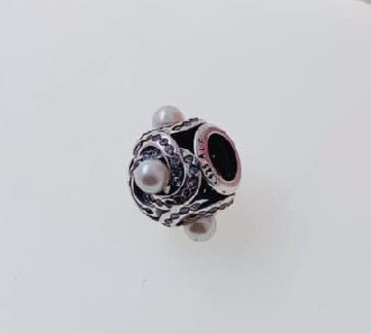 PCHARM1678 CIRCONES TRANSPARENTE Y PERLAS BLACAS