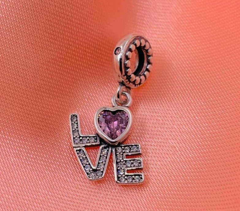 PCHARM2006 COLGANTE CON LA PALABRA AMAR