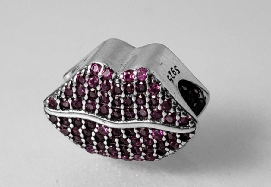 PCHARM2071 LABIOS CON CIRCONES FUCSIA