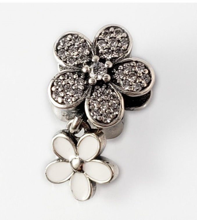 PCHARM2102 COLGANTE DE FLOR CON CIRCONES Y COLOR BLANCO