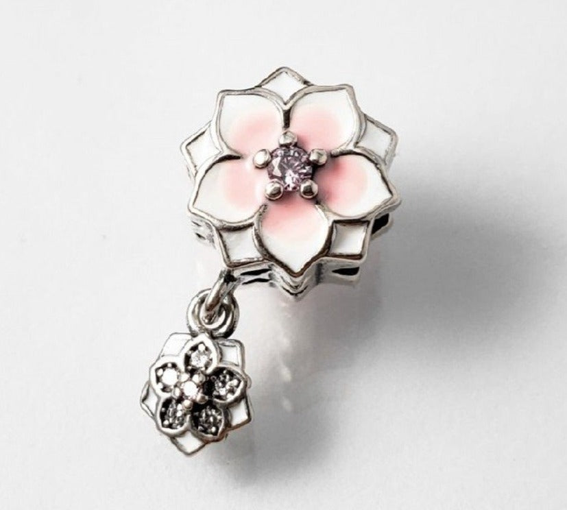 PCHARM2103 COLGANTE DE FLOR BLANCA CON ROSA