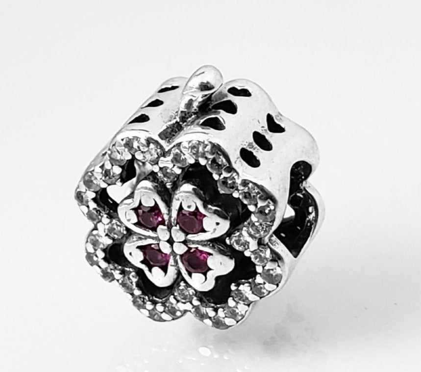 PCHARM2123 TREBOL DE CUATRO HOJAS CON CIRCONES TRANSPARENTES AL REDEDOR