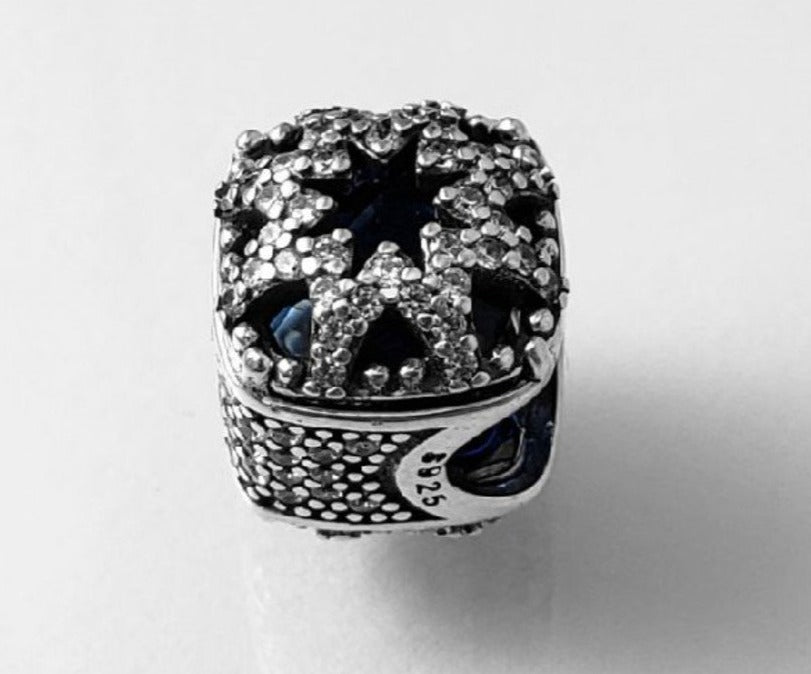 PCHARM2142 CUADRADO CON PIEDRA AZUL DE FONDO Y CUENTAS