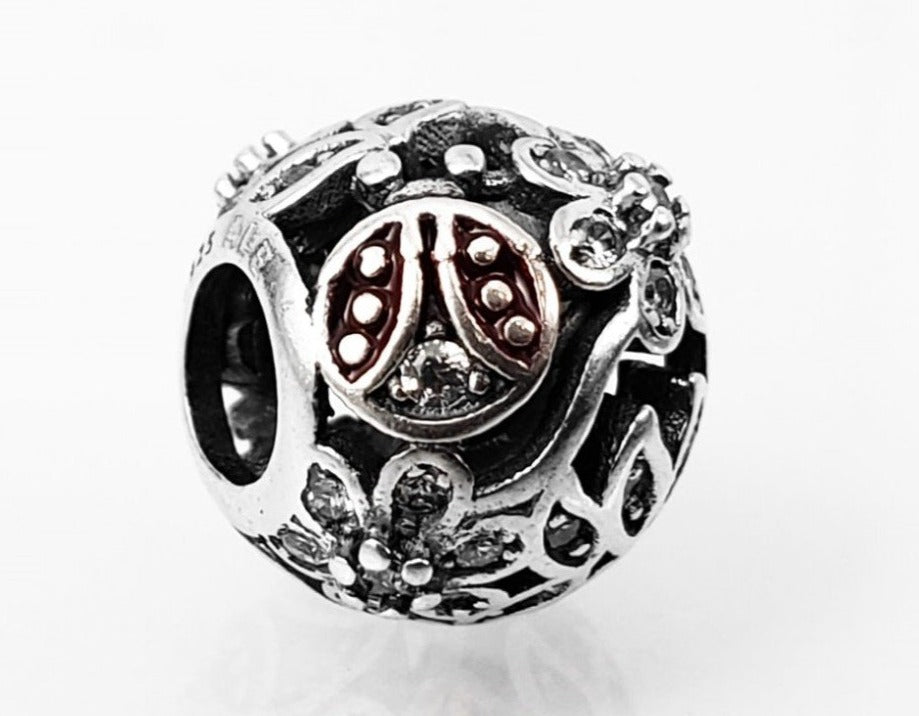 PCHARM2156 CIRCULAR CON CIRCONES TRANSPARENTES EN FORMA DE FLORES Y MARIQUITA