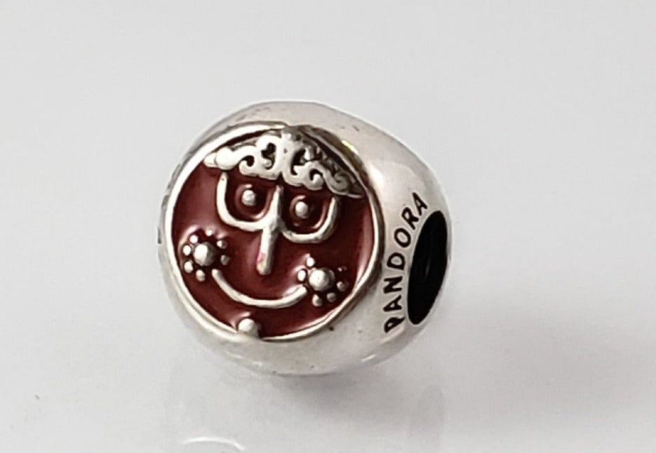 PCHARM2213 CIRCULAR DE PANDORA CON CARITA FELIZ FONDO ROJO