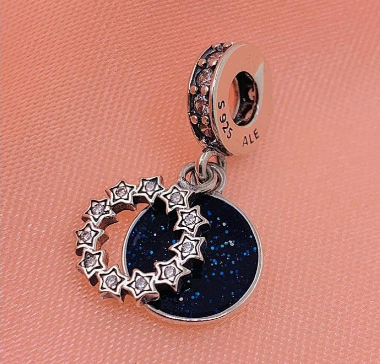 PCHARM2399 COLGANTE DOBLE DE ESTRELLAS Y FONDO AZUL