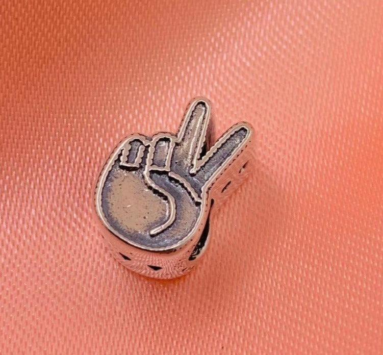 PCHARM2406 MANO CON SIGNO DE VICTORIA