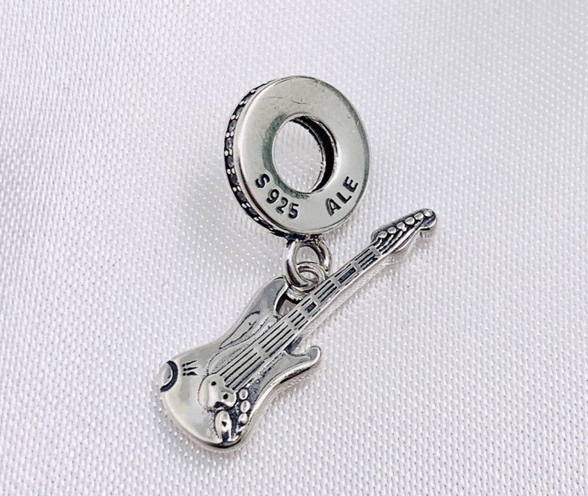 PCHARM2437 COLGANTE DE GUITARRA ELECTRONICA