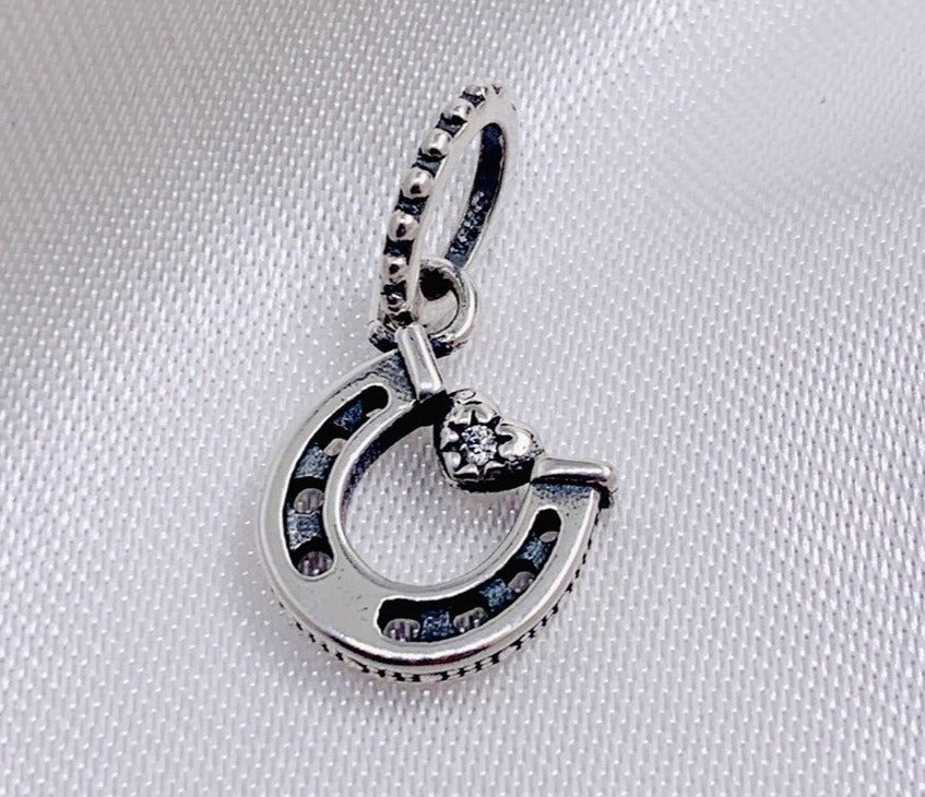 PCHARM2461 COLGANTE DE HERRADURA CON CORAZON