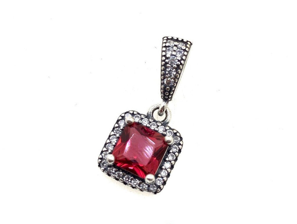 PCHARM2550#2 COLGANTE CUADRADO CON CIRCON ROJO EN MEDIO