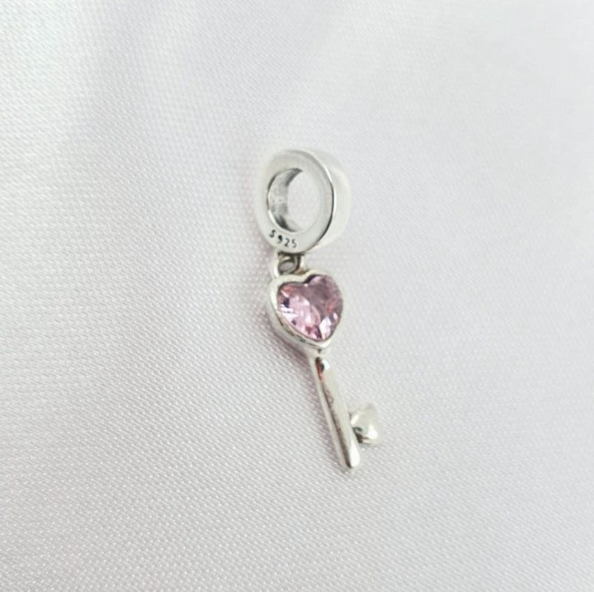 PCHARM2647#3 COLGANTE DE LLAVE EN FORMA DE CORAZON CON CIRCON ROSA