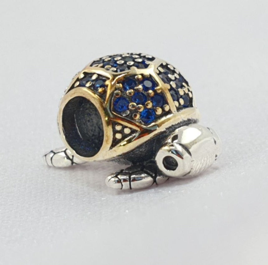 PCHARM2670 TORTUGA CON CIRCONES AZULES Y ROJOS