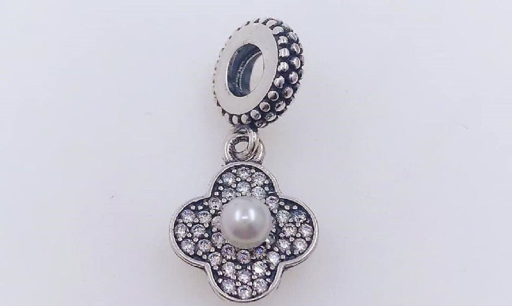 PCHARM864 COLGANTE DE FLOR CON PERLA EN MEDIO