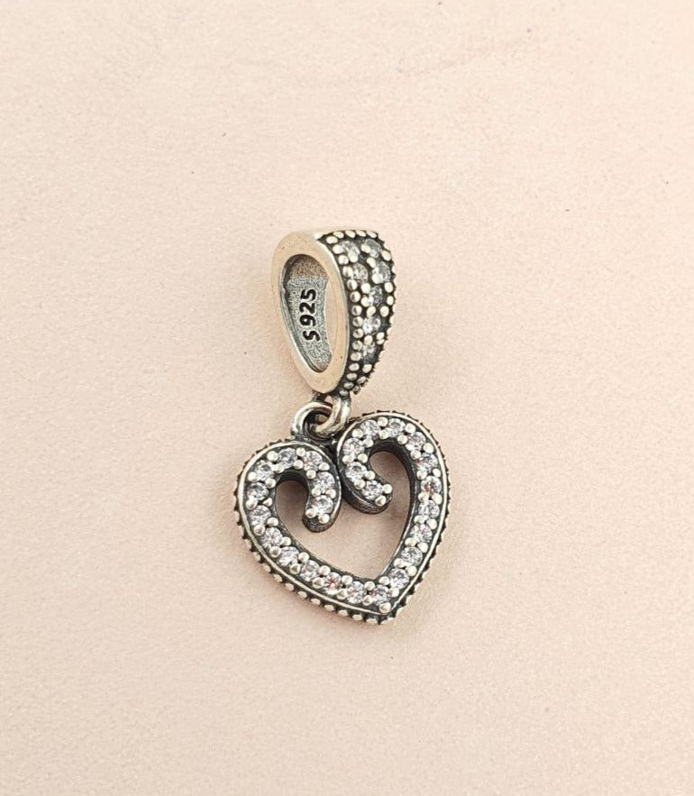 PCHARM2573 COLGANTE DE CORAZON CON CIRCONES AL REDEDOR