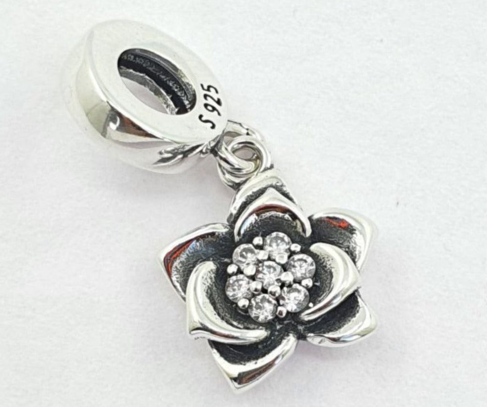 PCHARM2747 COLGANTE EN FORMA DE ROSA CON CIRCONES TRANSPARENTES EN MEDIO