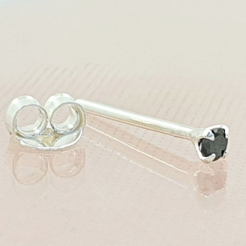 PIERCING DE PLATA 9.25 CON PIEDRA NEGRA CIRCULAR