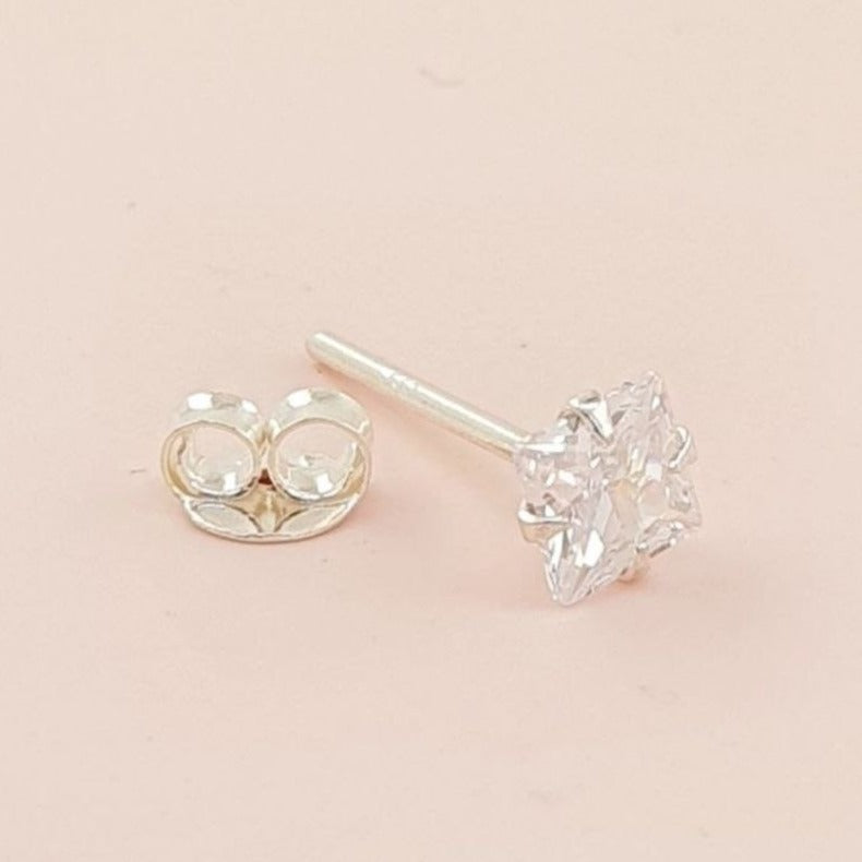 PIERCING DE PLATA 9.25 CON PIEDRA CUADRADA TRASLUCIDA