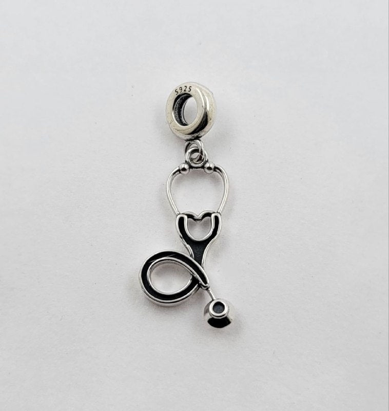 PCHARM3096$1 FORMA ESTETOSCOPIO PANDORA PLATA 9.25