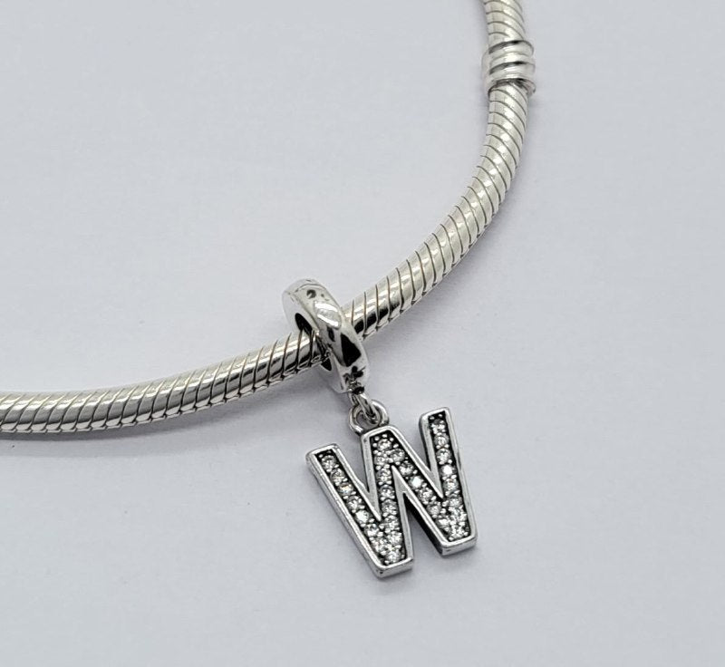 PCHARM4066$W LETRA W PANDORA PLATA 9.25