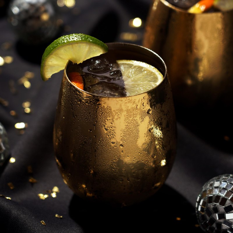 SET DE VASOS DE VIDRIO TIPO COPAS DORADAS ELEGANTES DE 550ML