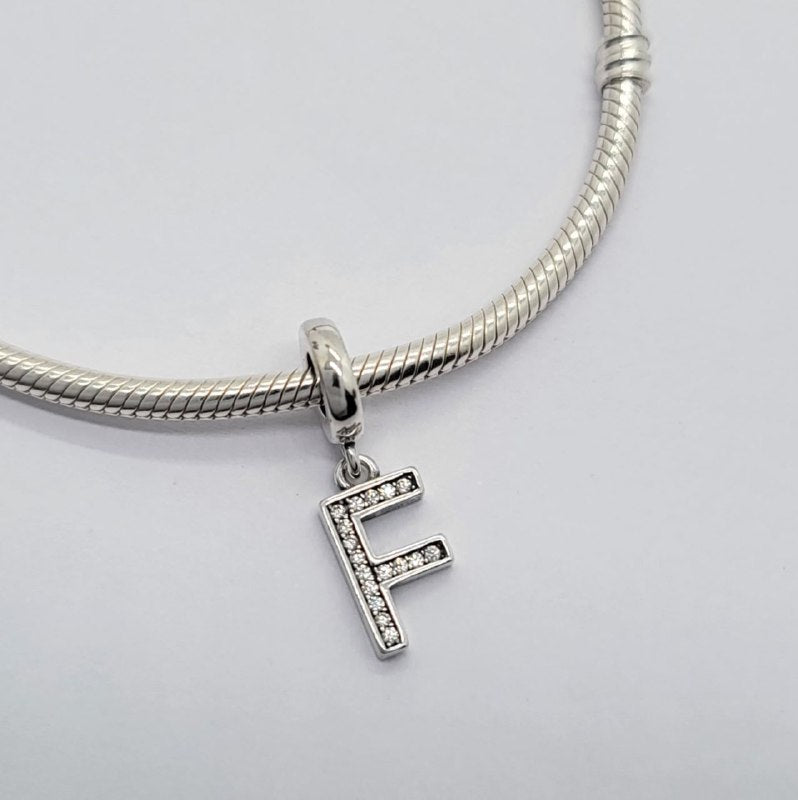 PCHARM4066$F LETRA F PANDORA PLATA 9.25