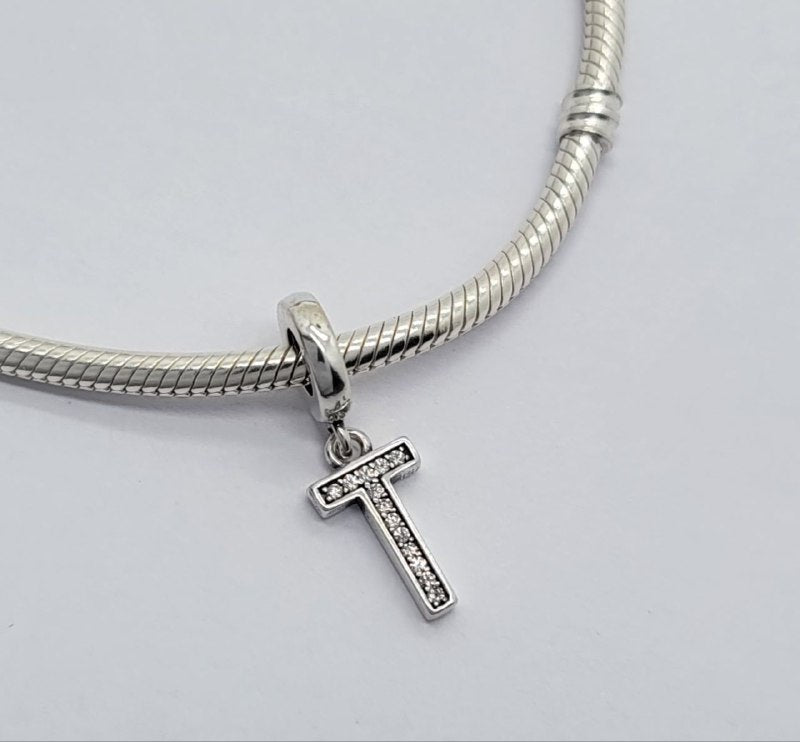 PCHARM4066$T LETRA T PANDORA PLATA 9.25
