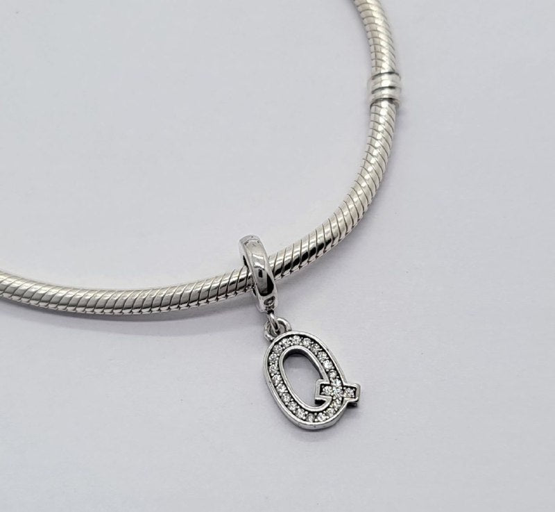 PCHARM4066$Q LETRA Q PANDORA PLATA 9.25