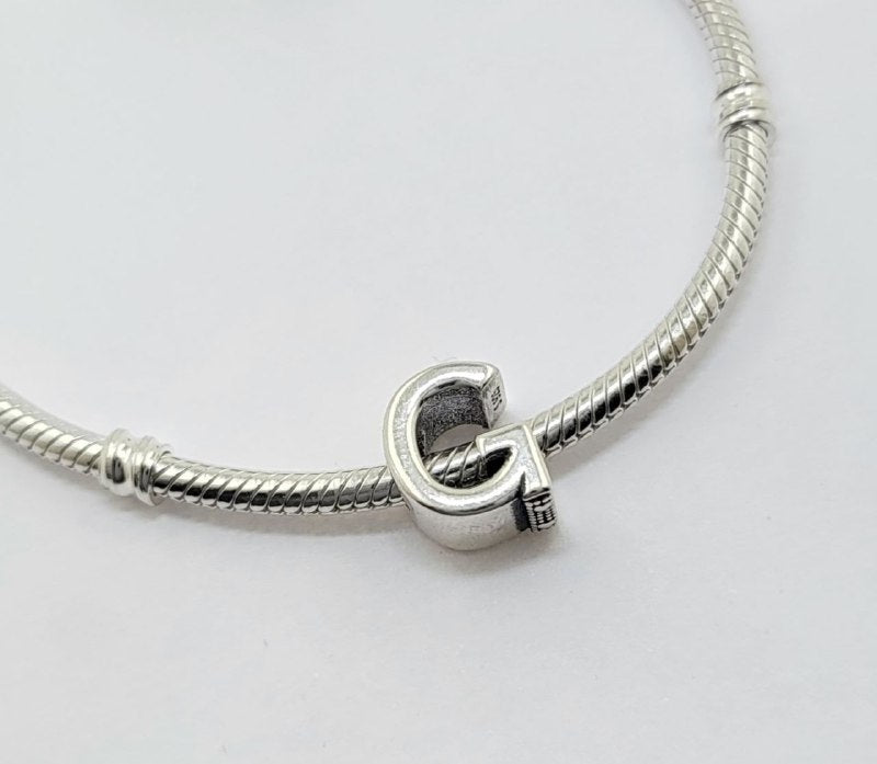 PCHARM787$G LETRA G PANDORA PLATA 9.25