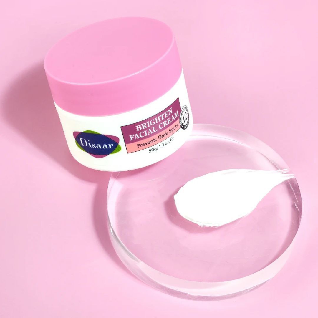 CREMA FACIAL ILUMINADORA CON NIACINAMIDA Y NARCISO MARINO, PREVIENE LAS MANCHAS OSCURAS, HIDRATA TODO EL DIA DISAAR BRIGHTEN FACIAL CREAM 50G