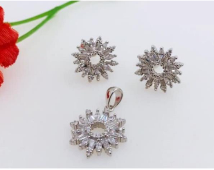 PSET1798 SET ROSA O FLOR CON ZIRCONIA BLANCO PLATA 9.25