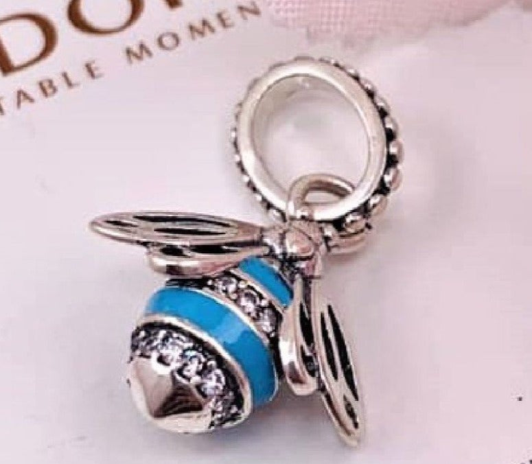 PCHARM1026SE ABEJA COLGANTE COLOR AZUL CELESTE