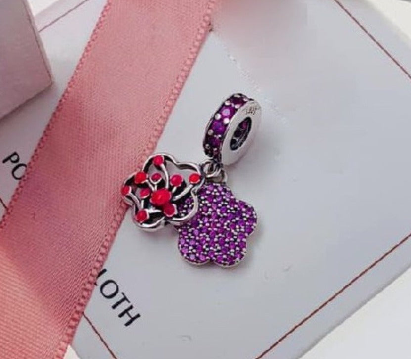 PCHARM1452 COLGANTE DOBLE COLOR MORADO CON FLORES ROJAS