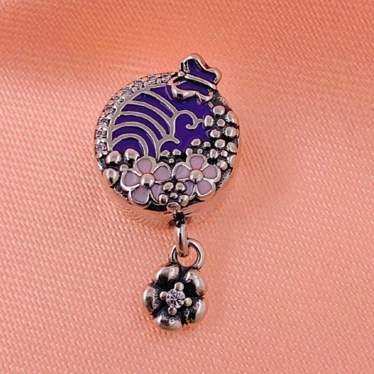 PCHARM2403 FONDO MORADO CON FLORES, MARIPOSA Y UNA FLOR COLGANTE