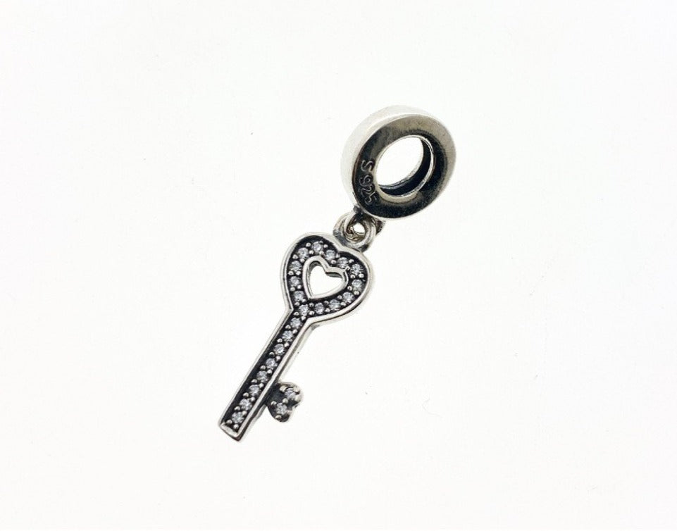 PCHARM963 COLGANTE EN FORMA DE LLAVE