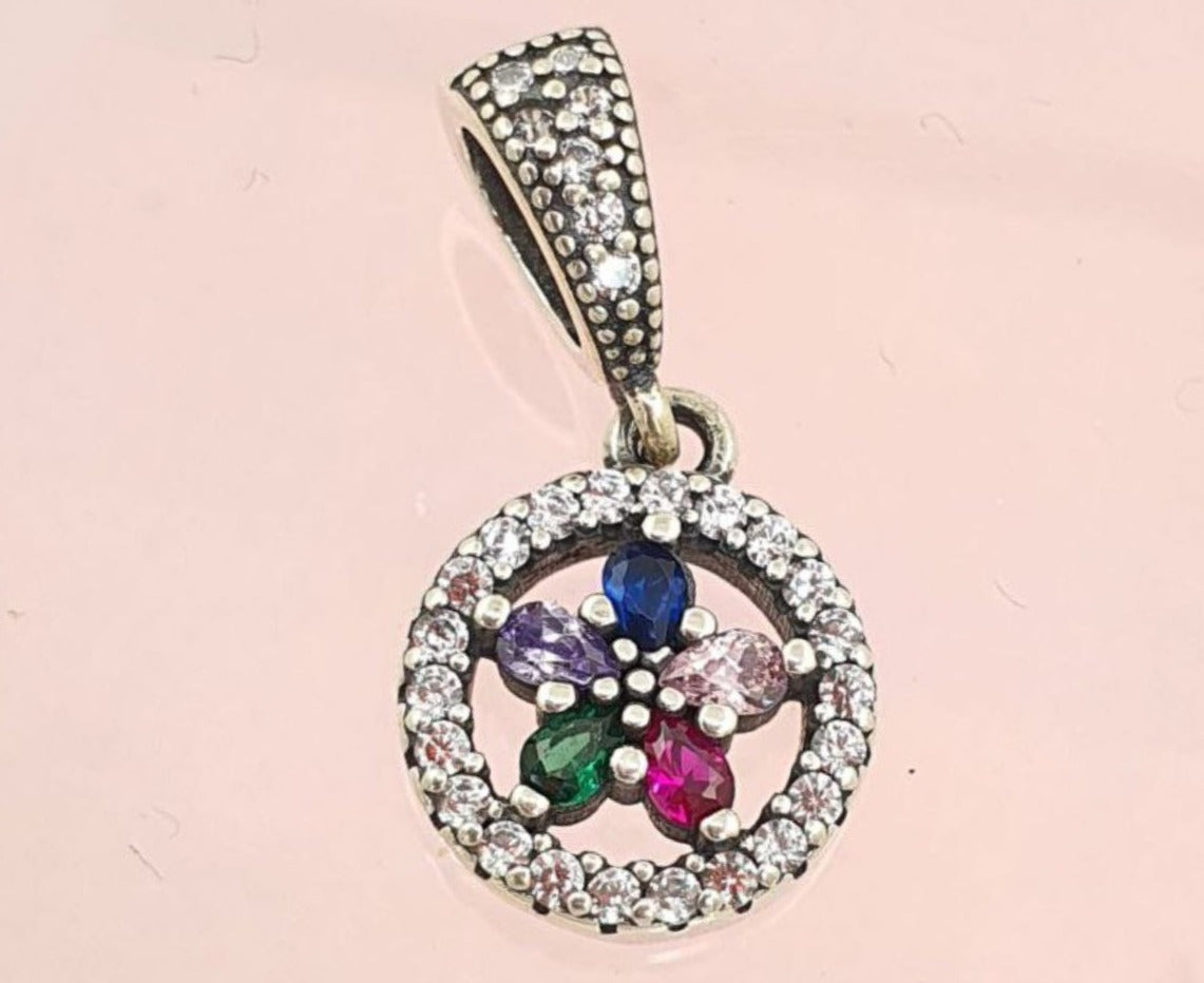 PCHARM2745#3    COLGANTE CIRCULAR CON FLOR CIRCONES DE COLORES EN MEDIO